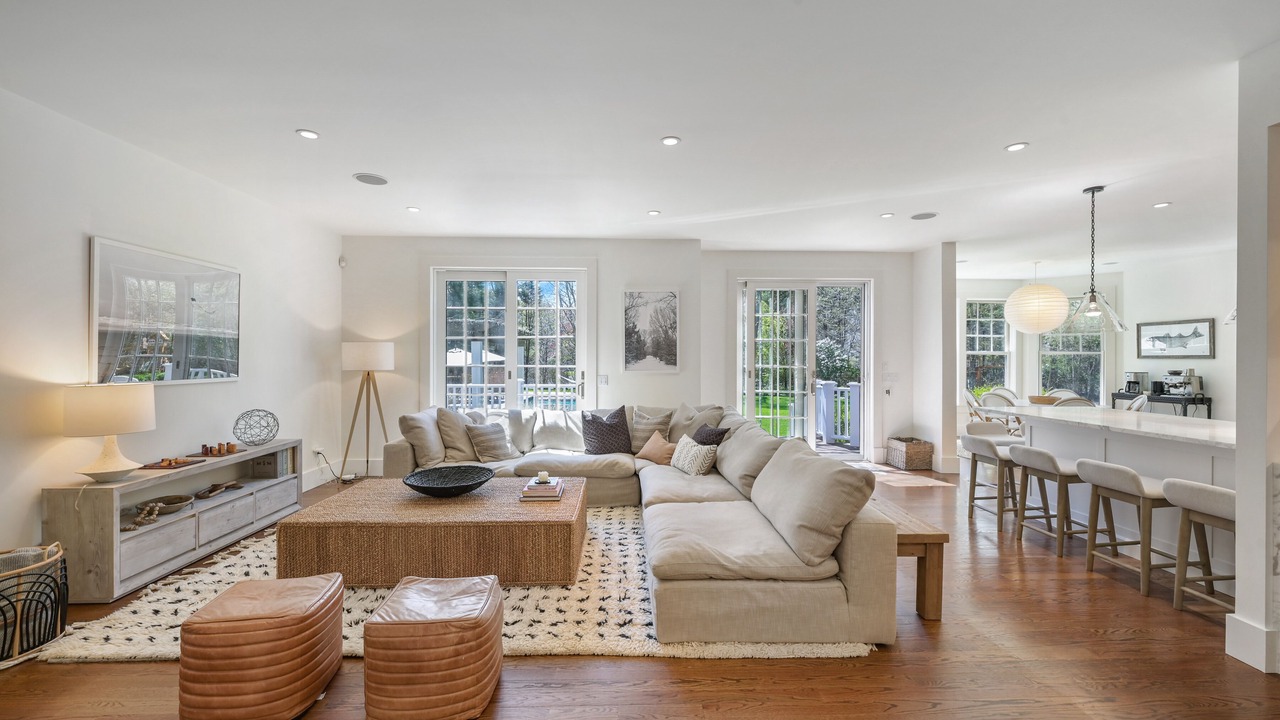 Photo of Livingroom in Wainscott