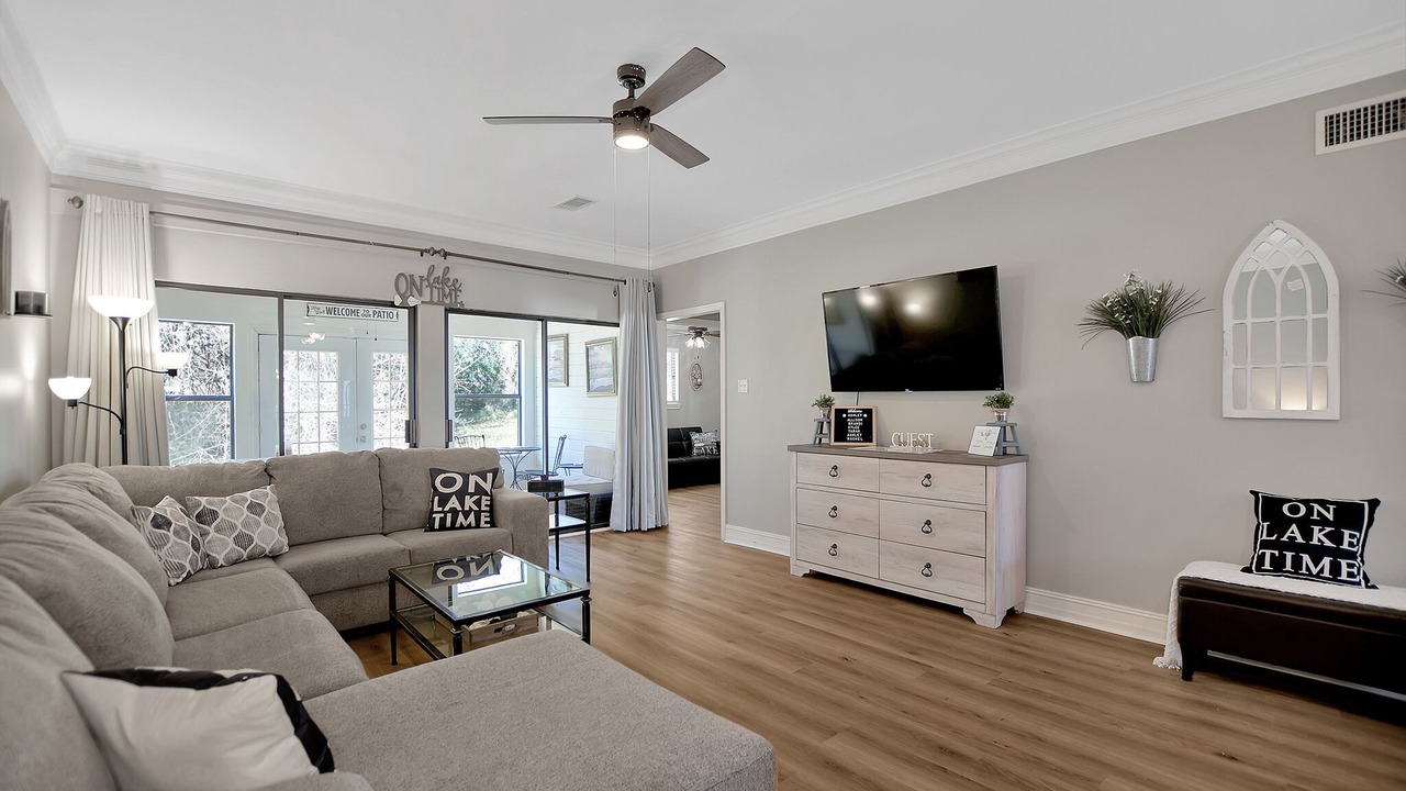 Photo of Livingroom in April Sound