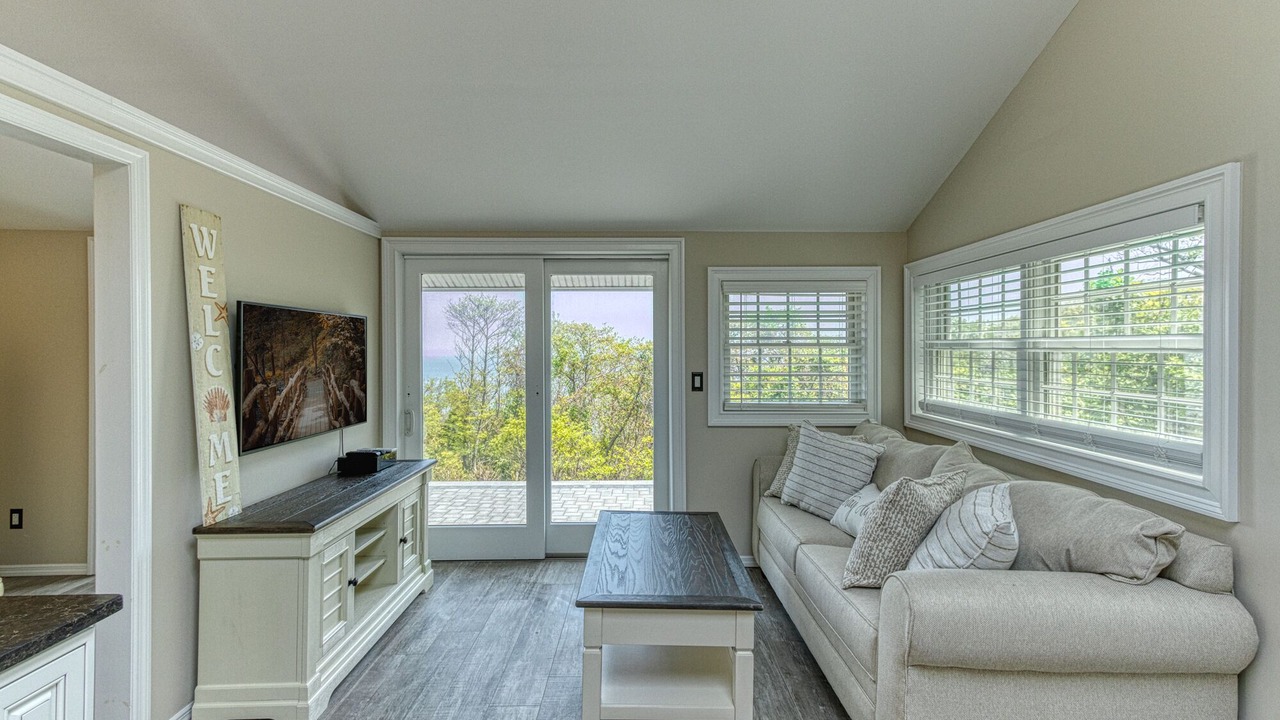Photo of Livingroom in Baiting Hollow