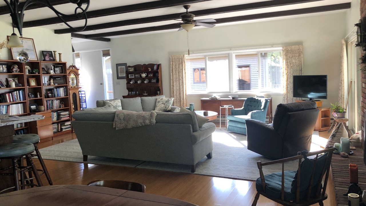 Photo of Livingroom in Town of Richmond