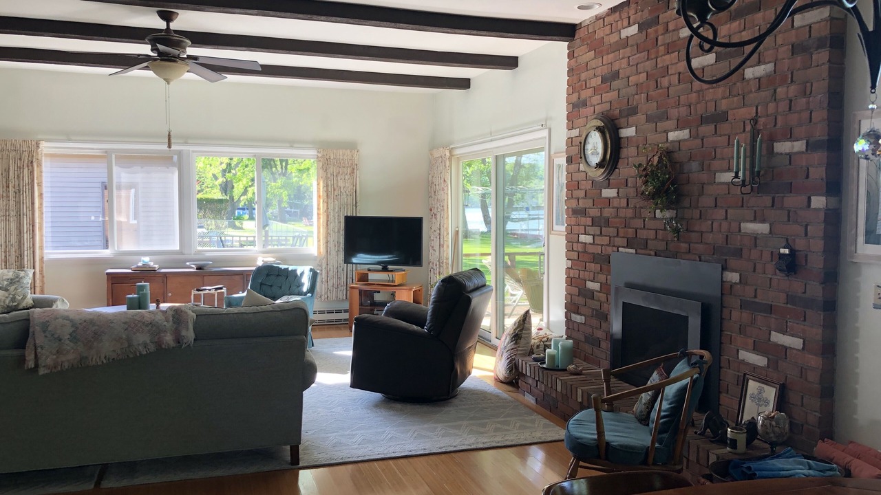 Photo of Livingroom in Town of Richmond