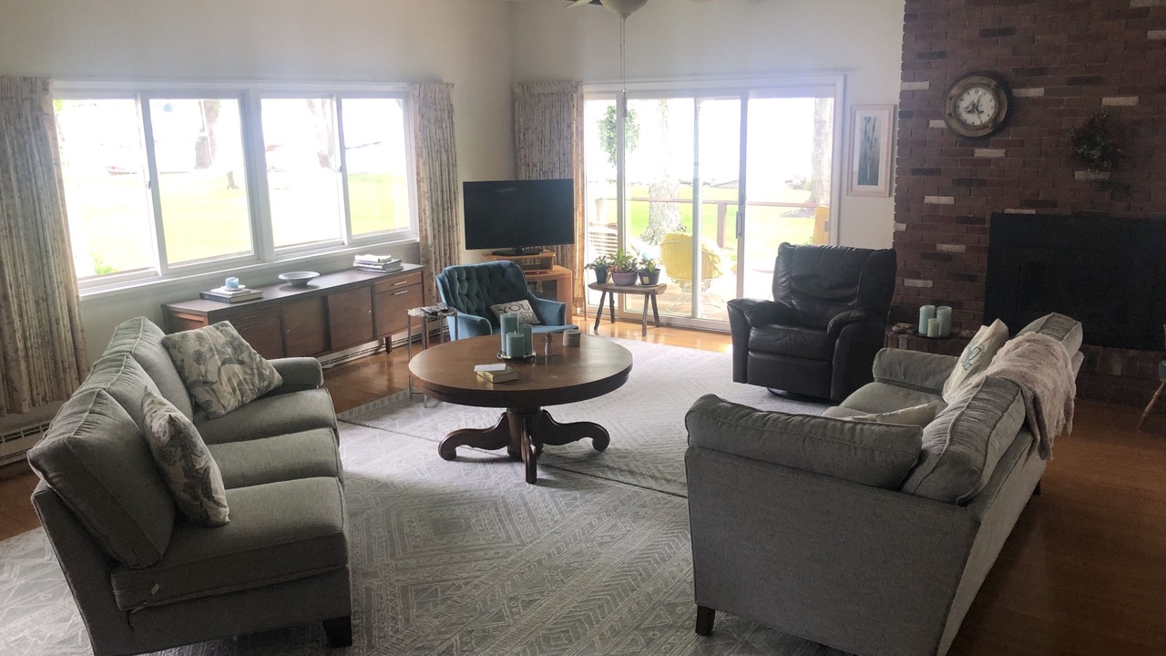 Photo of Livingroom in Town of Richmond