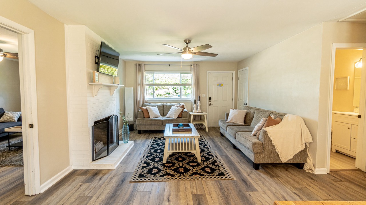 Photo of Livingroom in Bayview