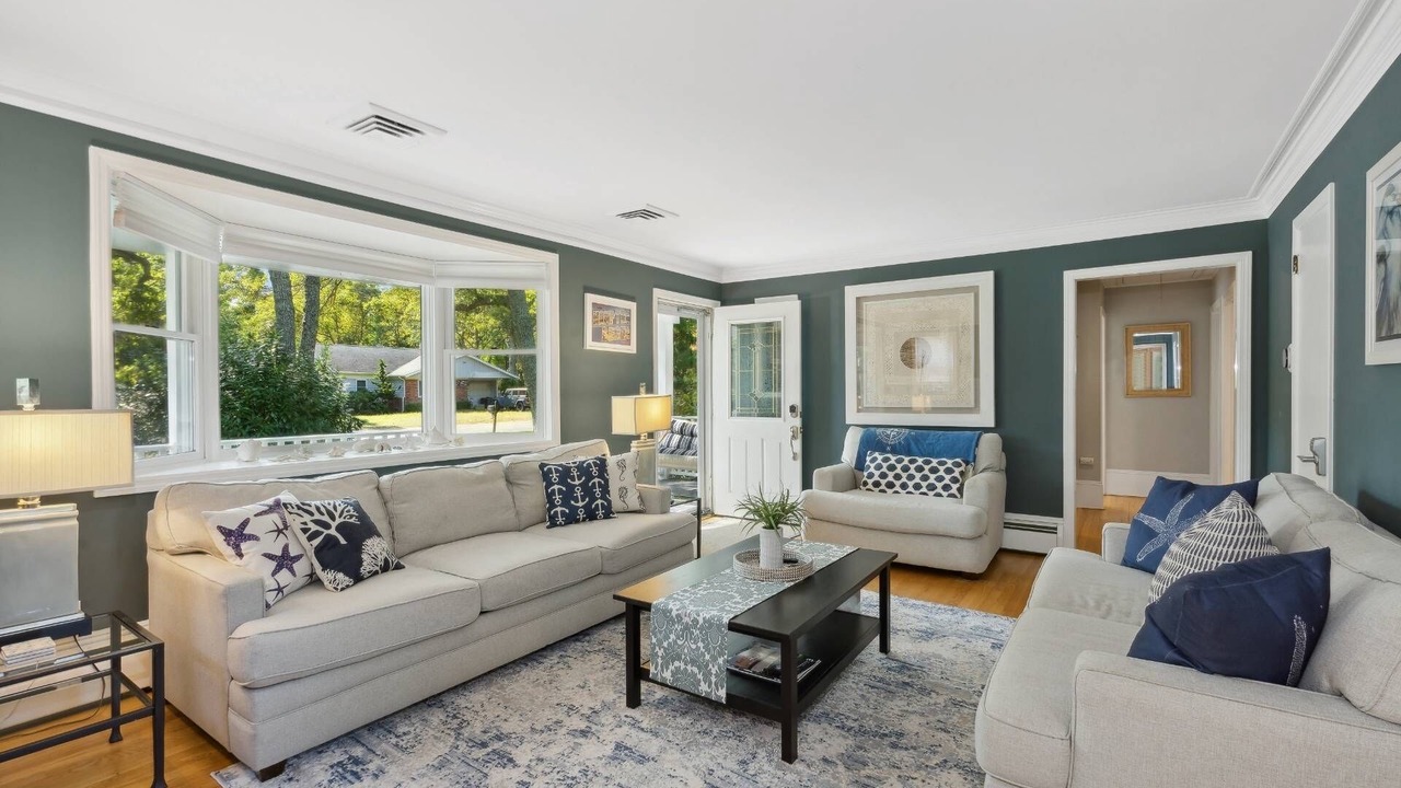 Photo of Livingroom in Hampton Bays