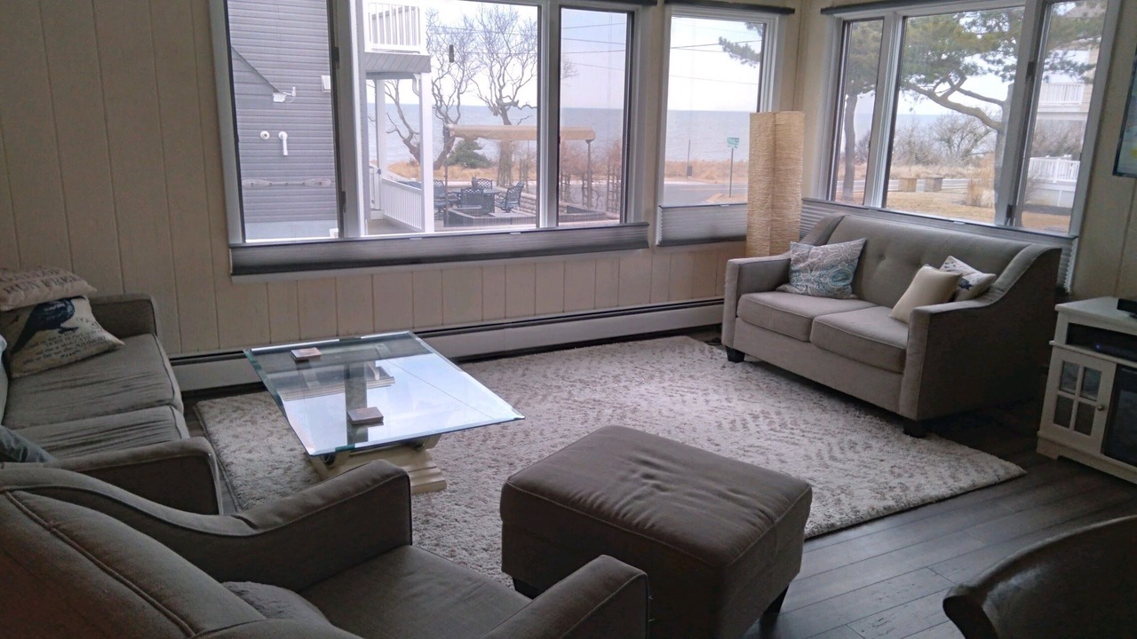 Photo of Livingroom in Town Bank