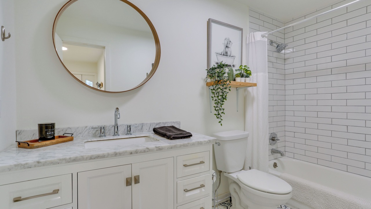 Photo of Bathroom in Swan Lake