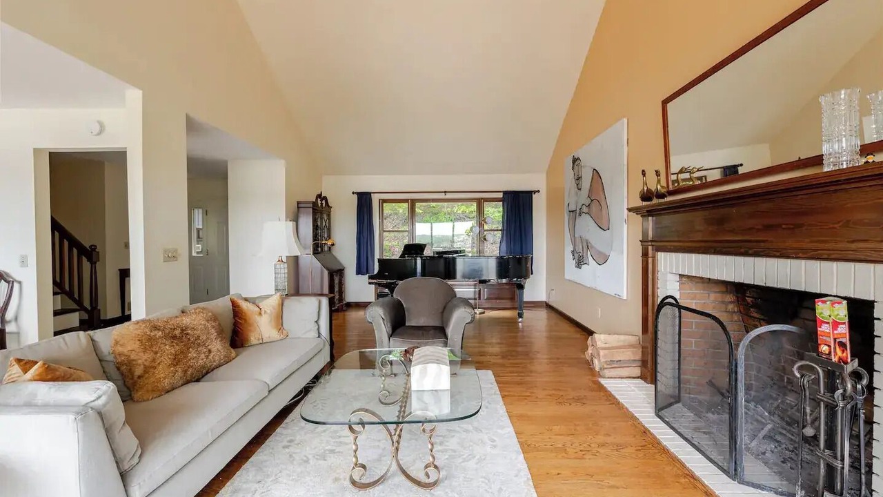 Photo of Livingroom in Town of Lloyd