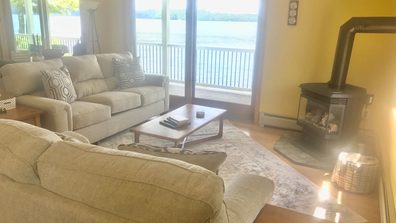 Photo of Livingroom in Newport Center