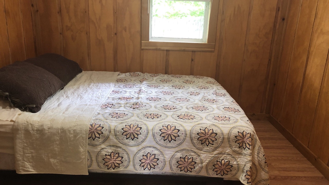 Photo of Bedroom in Lake Erie Beach