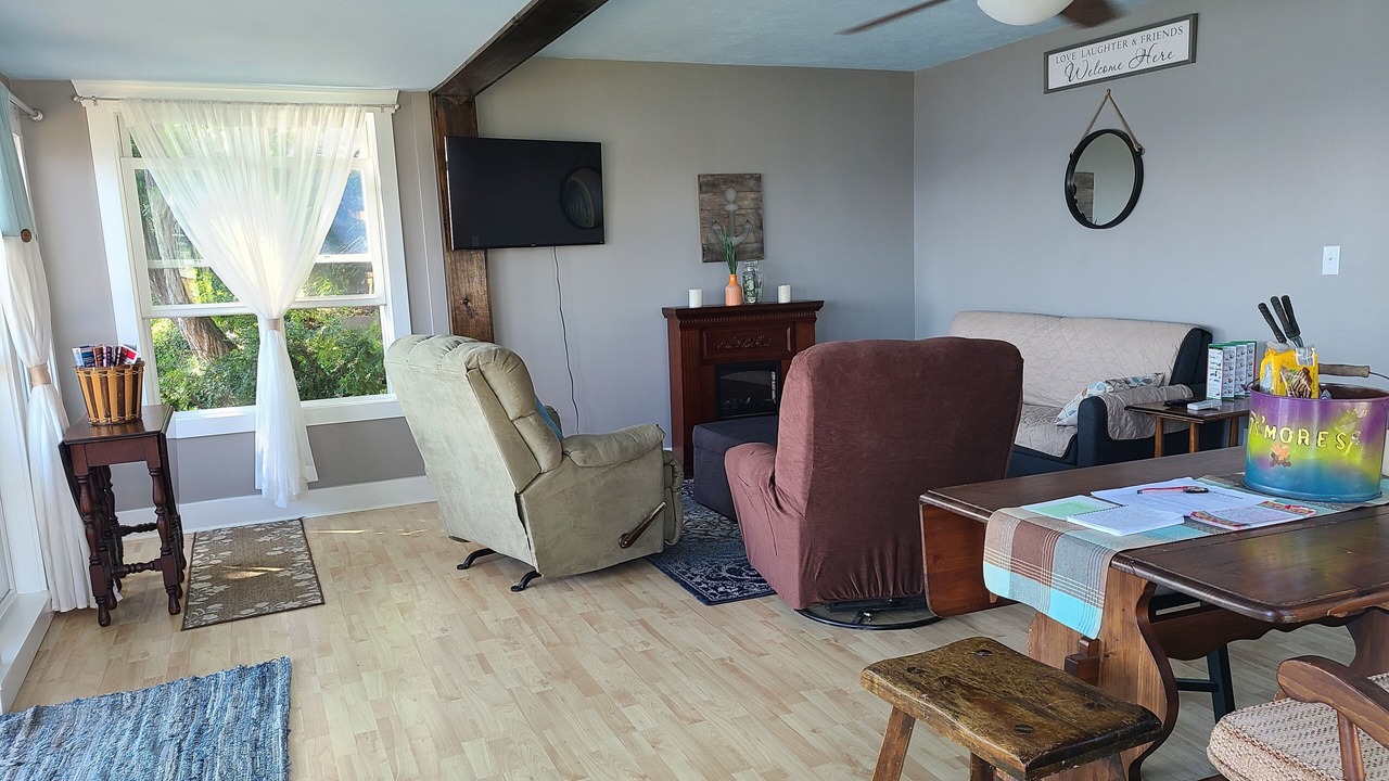Photo of Livingroom in Town of Benton
