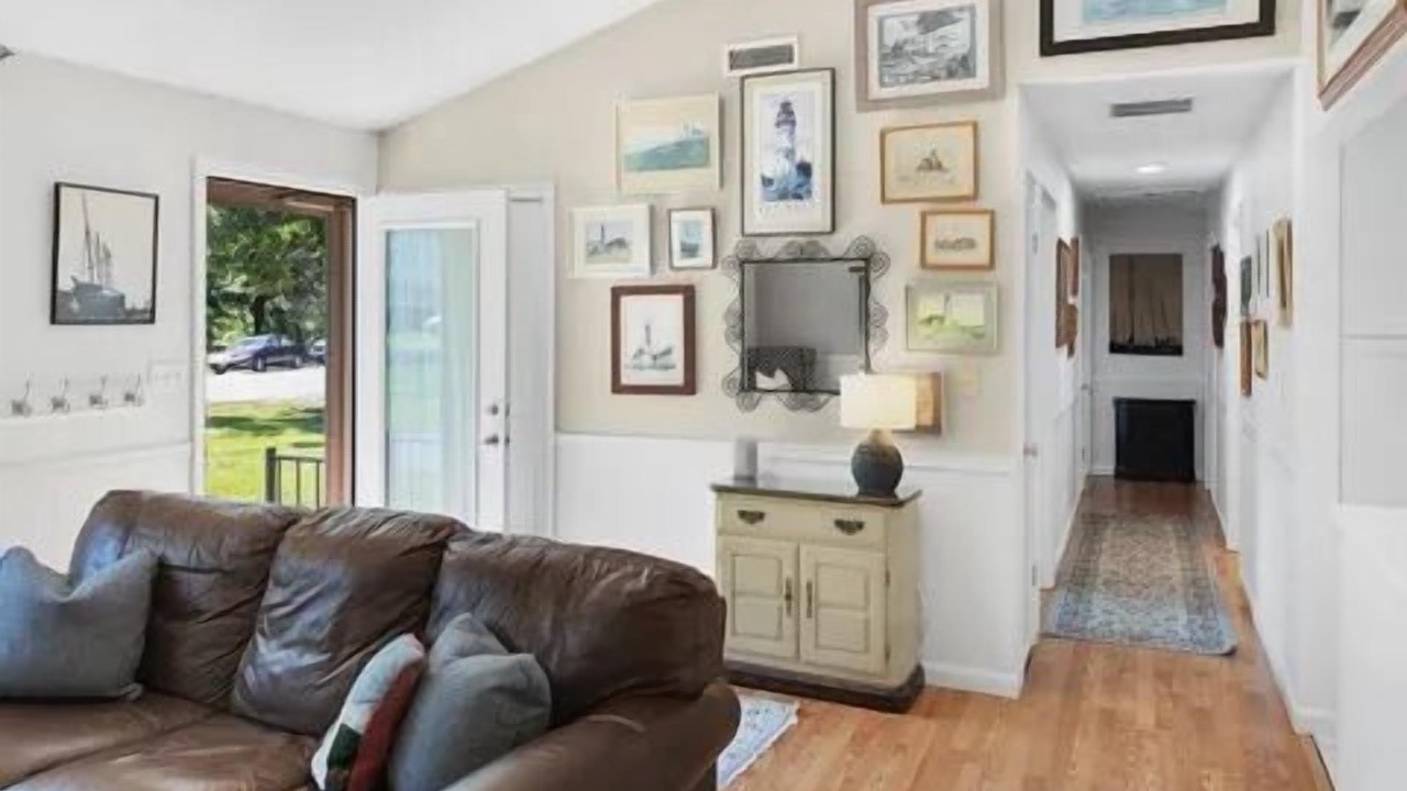Photo of Livingroom in Saybrook Manor