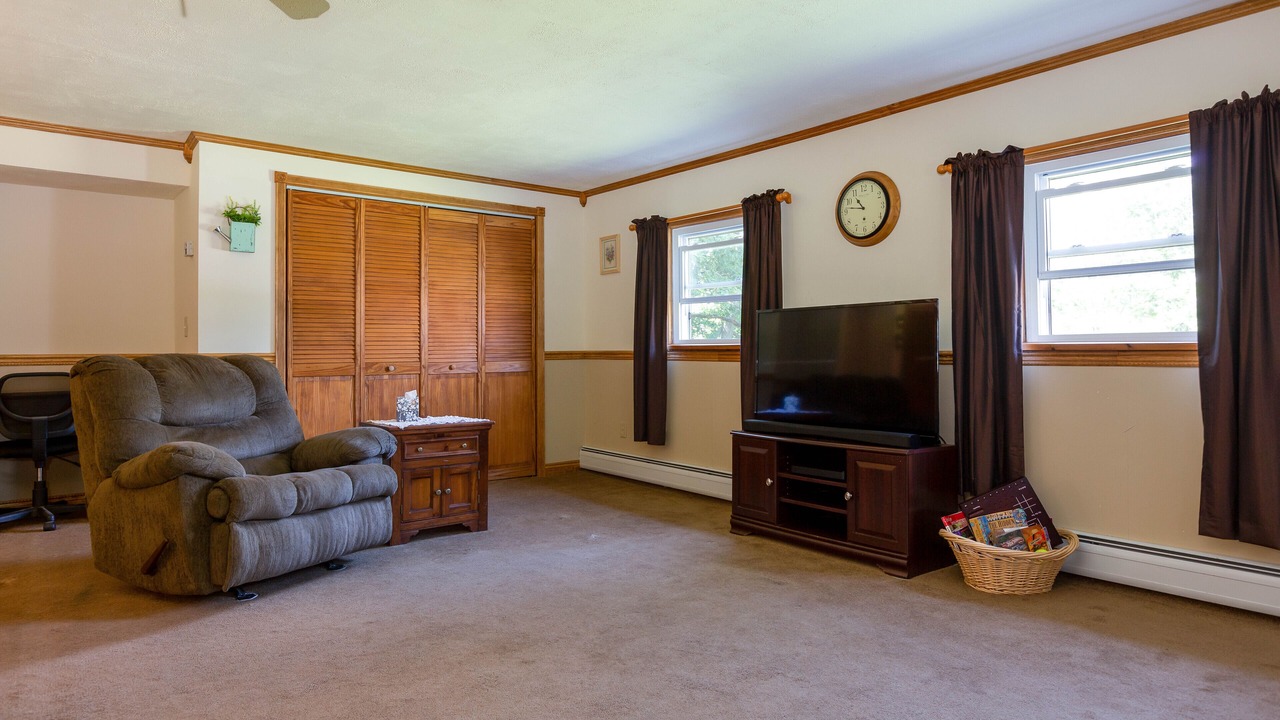 Photo of Livingroom in Town of Reading