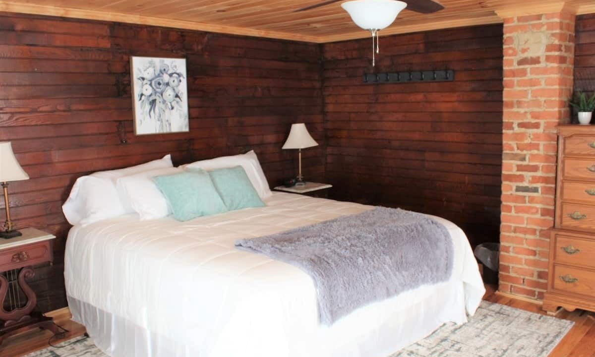 Photo of Bedroom in Mouth of Wilson