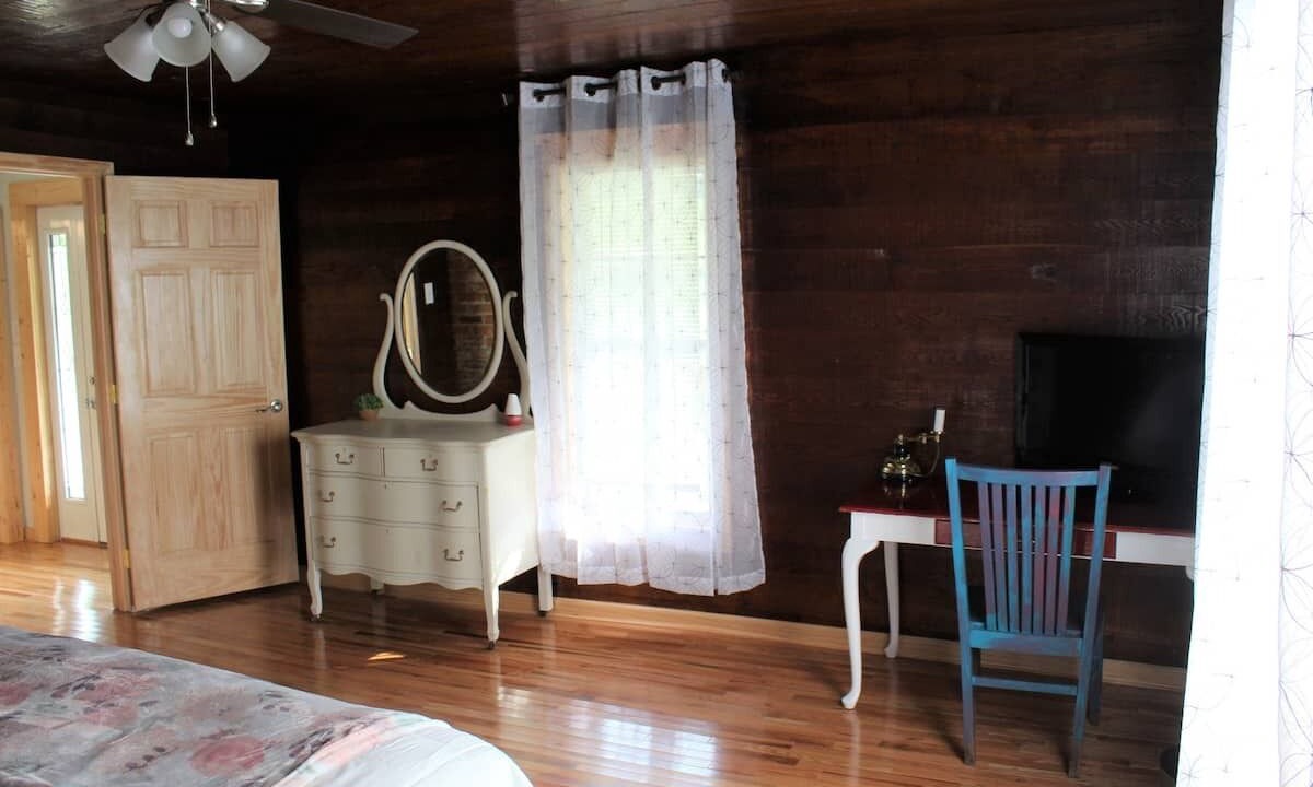 Photo of Bedroom in Mouth of Wilson