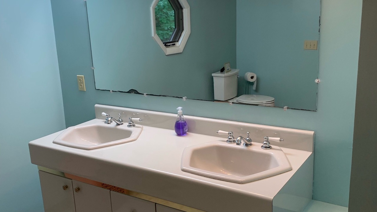 Photo of Bathroom in Redwood