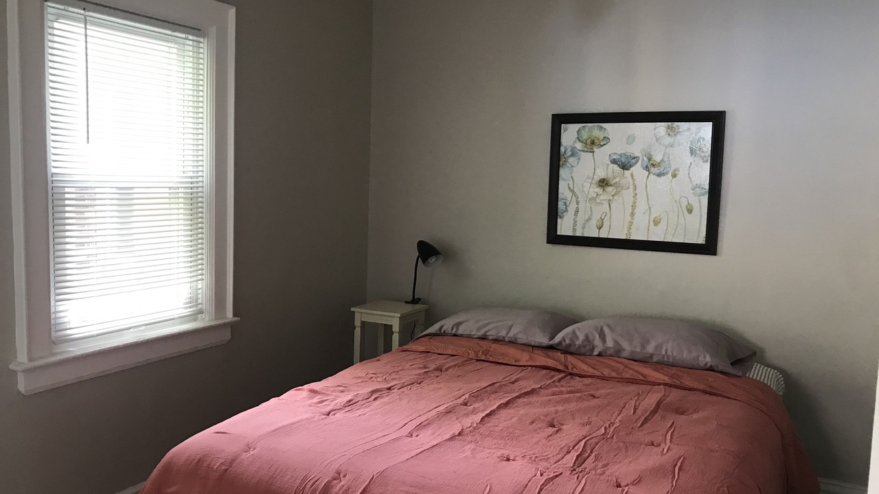 Photo of Bedroom in Front Park