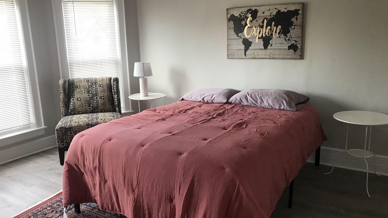 Photo of Bedroom in Front Park