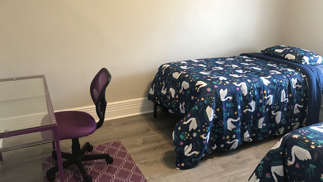 Photo of Bedroom in Front Park