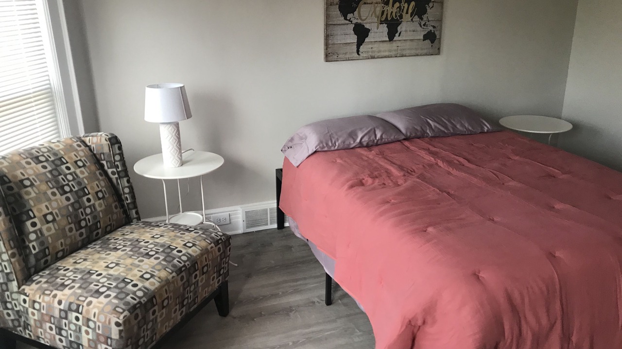 Photo of Bedroom in Front Park