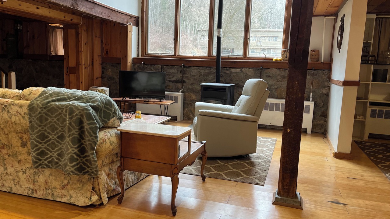 Photo of Livingroom in Gaylordsville