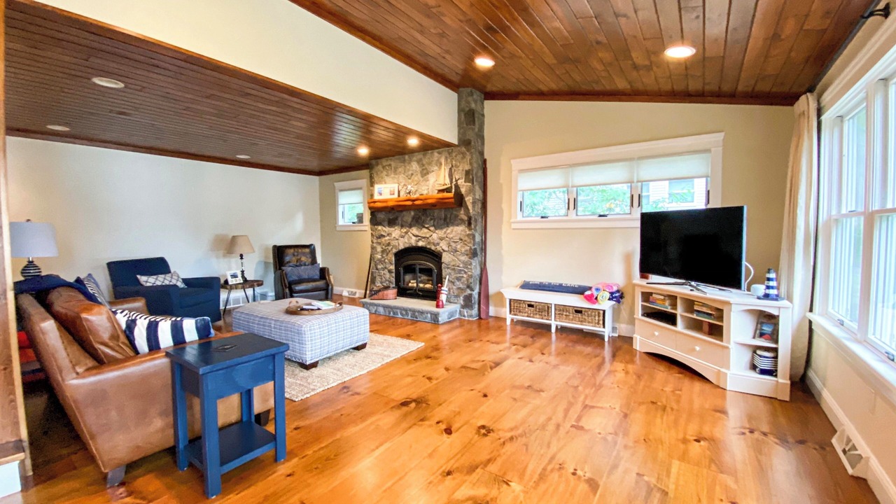 Photo of Livingroom in Queensbury