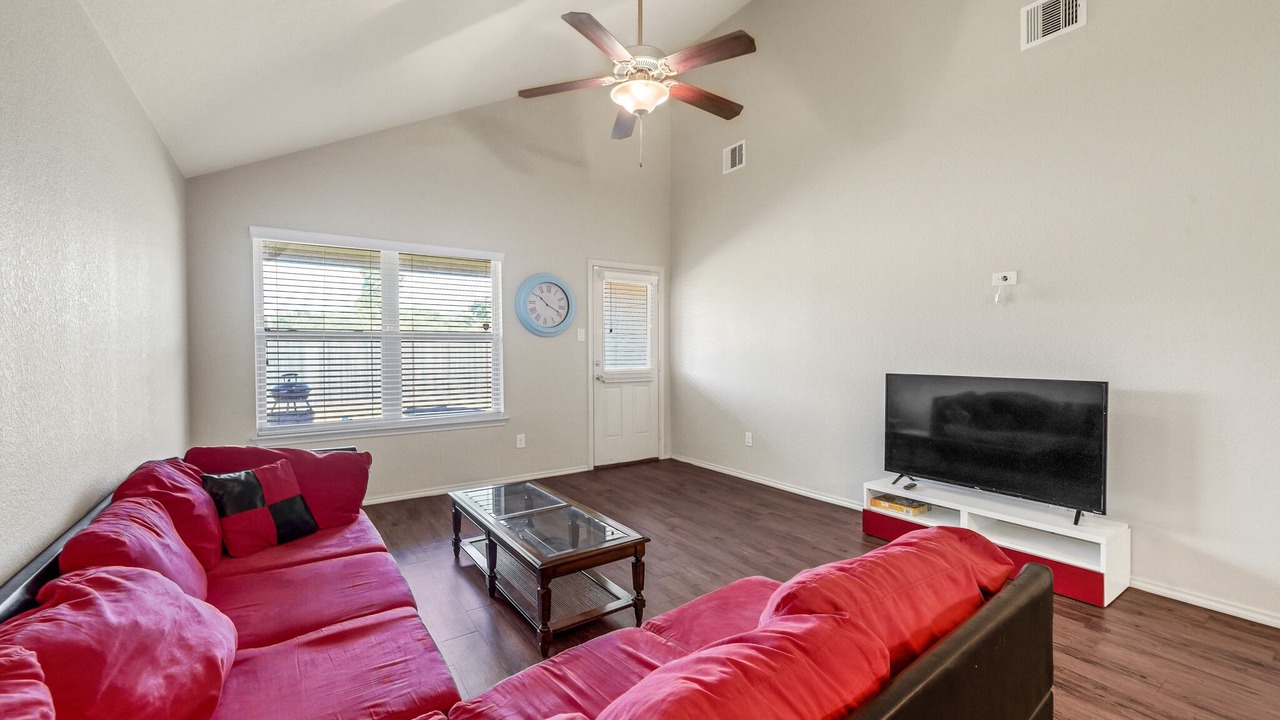 Photo of Livingroom in Channelview