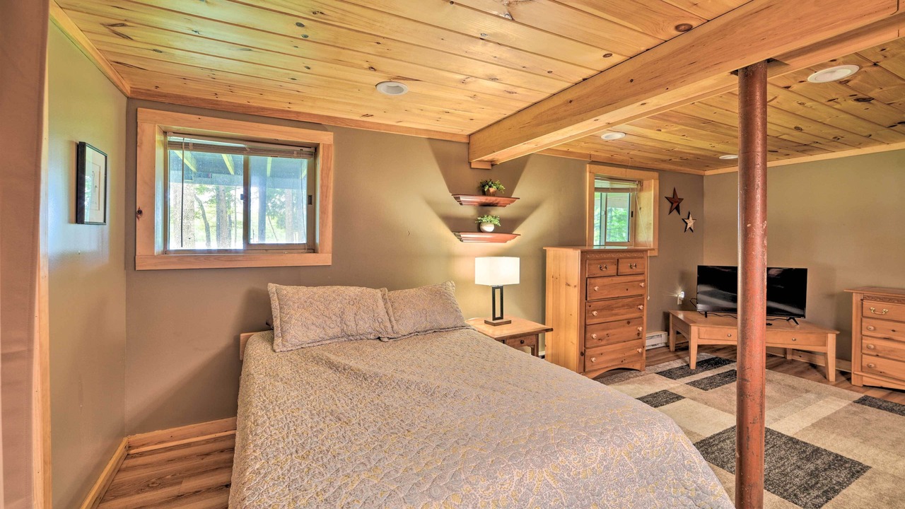Photo of Bedroom in Lake Arrowhead