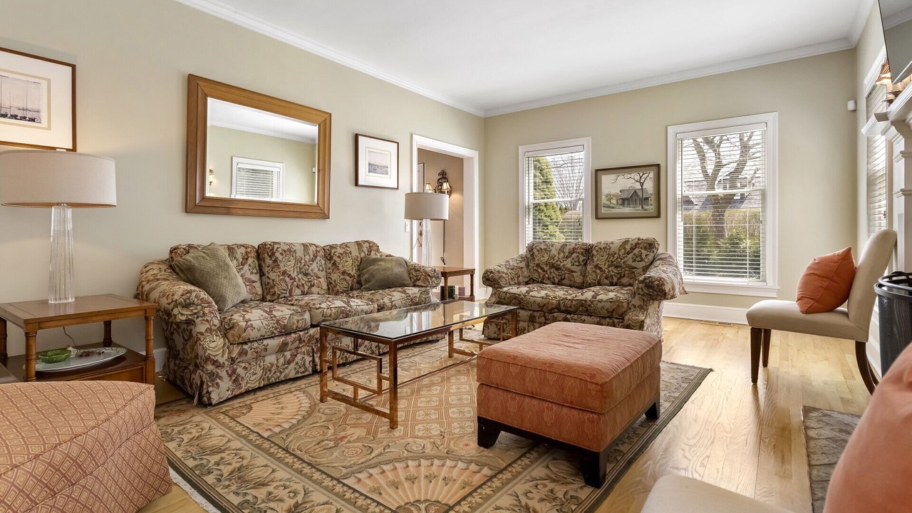 Photo of Livingroom in Village of Southampton