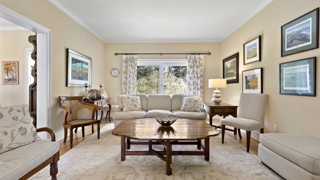 Photo of Livingroom in Village of Southampton