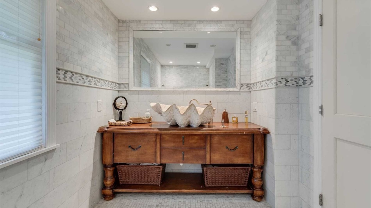 Photo of Bathroom in Centre Island
