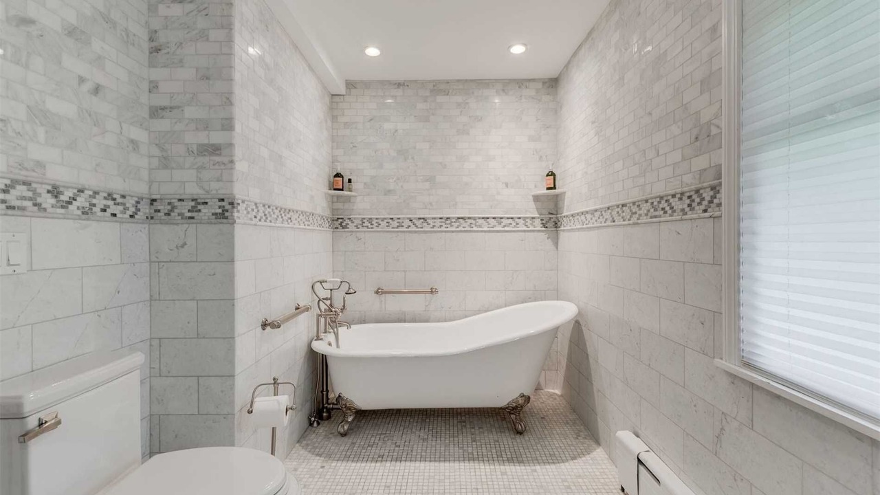 Photo of Bathroom in Centre Island
