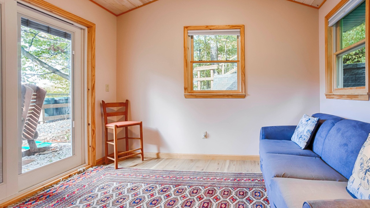 Photo of Livingroom in Lamoreaux Landing