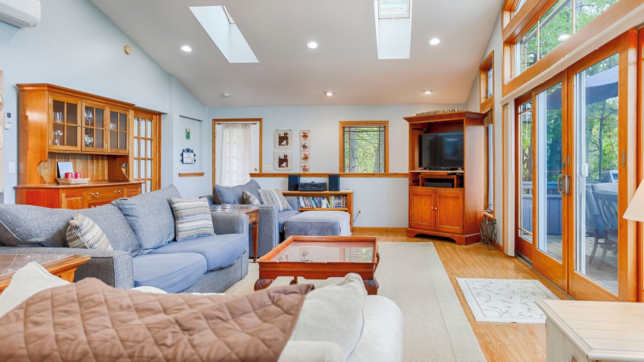 Photo of Livingroom in Lamoreaux Landing