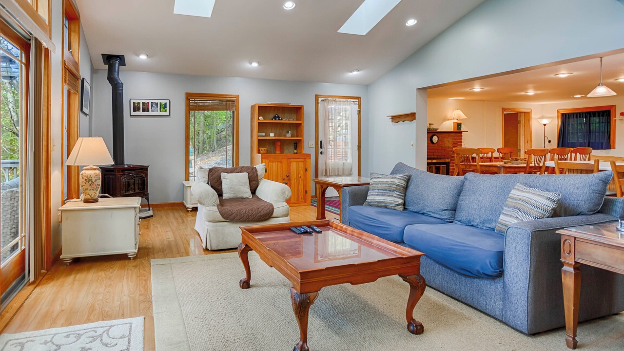 Photo of Livingroom in Lamoreaux Landing