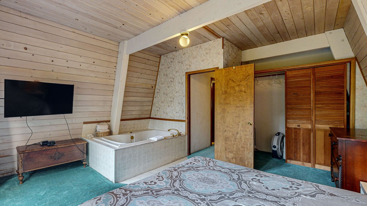 Photo of Bedroom in Gleneden Beach
