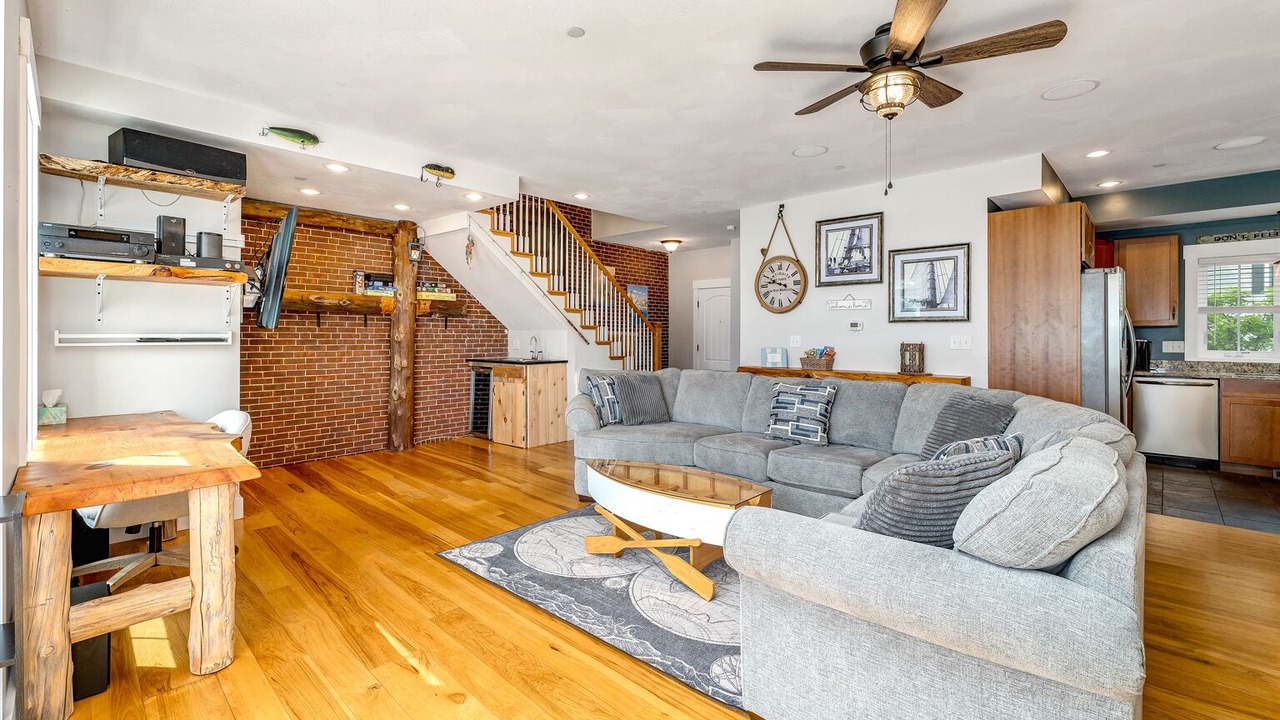 Photo of Livingroom in Weirs Beach
