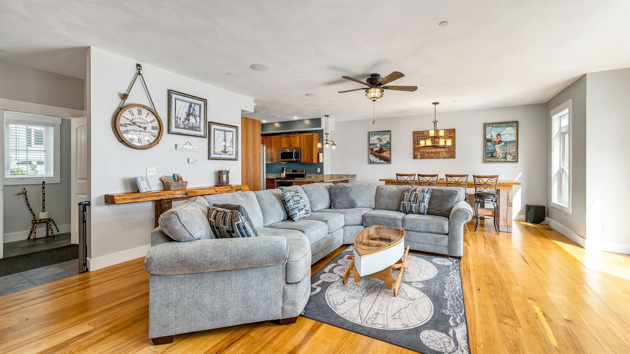 Photo of Livingroom in Weirs Beach