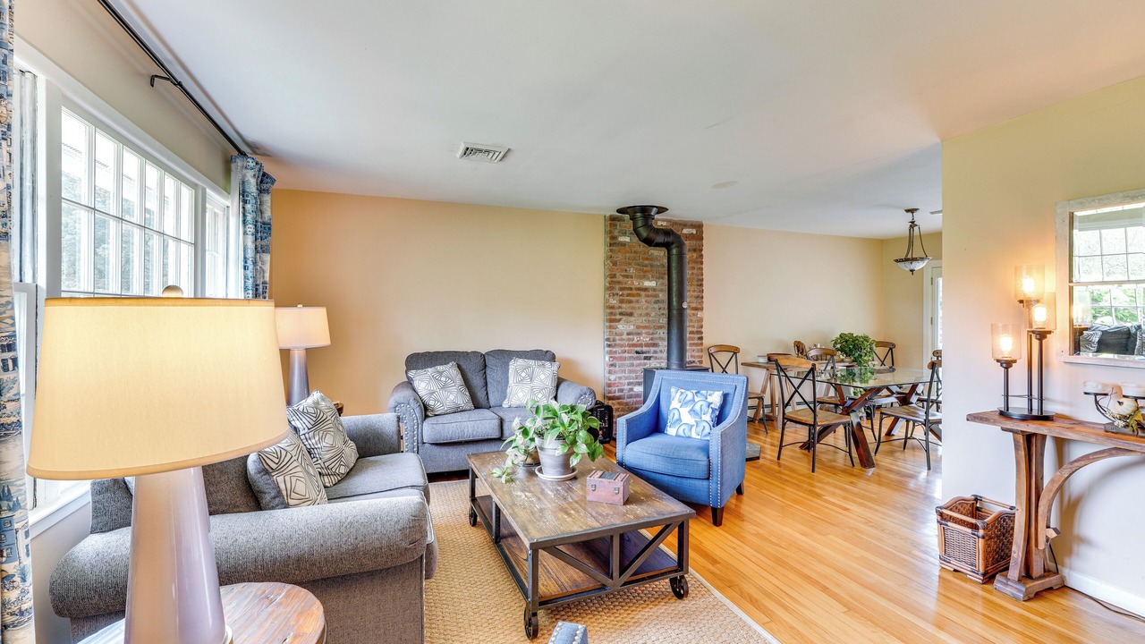 Photo of Livingroom in Salt Point