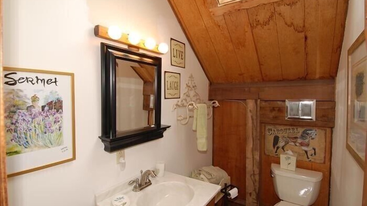 Photo of Bathroom in Old Timberline