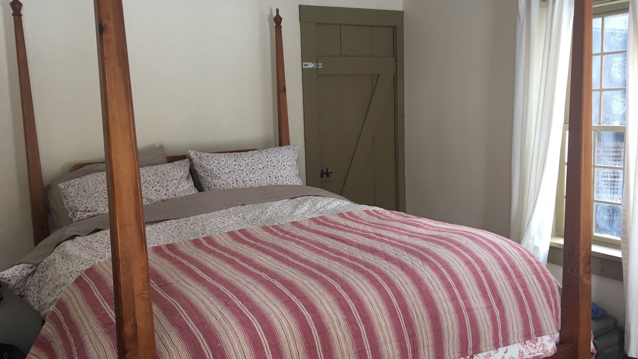 Photo of Bedroom in Roxbury
