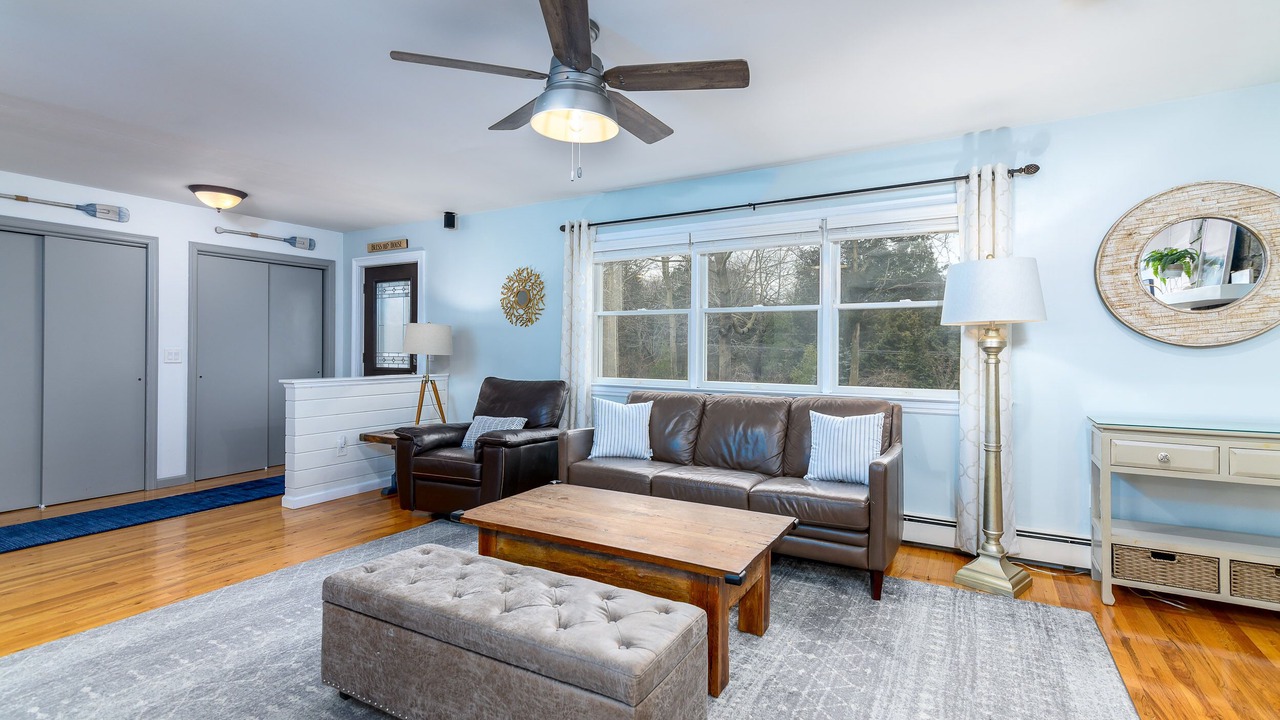 Photo of Livingroom in Mattituck