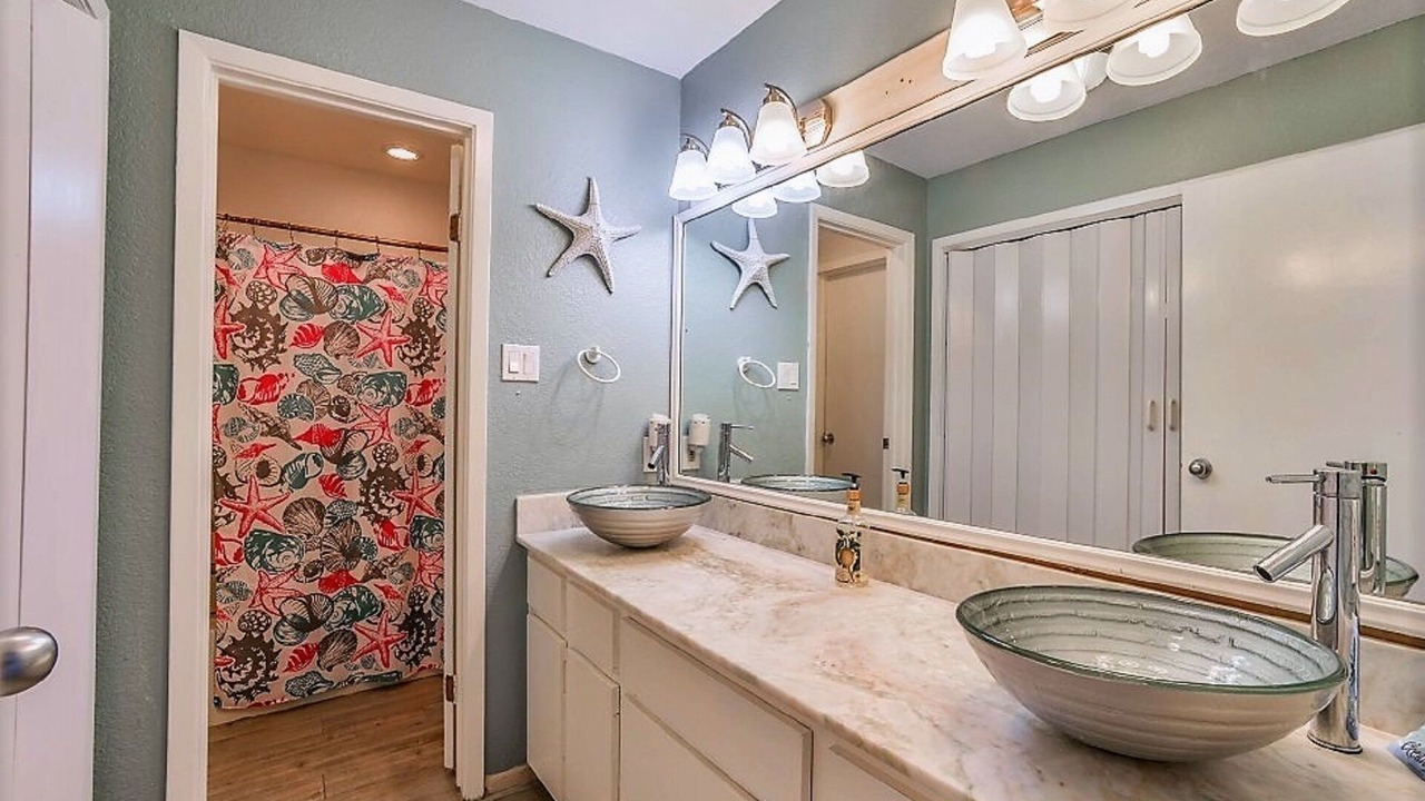Photo of Bathroom in Pirates Beach