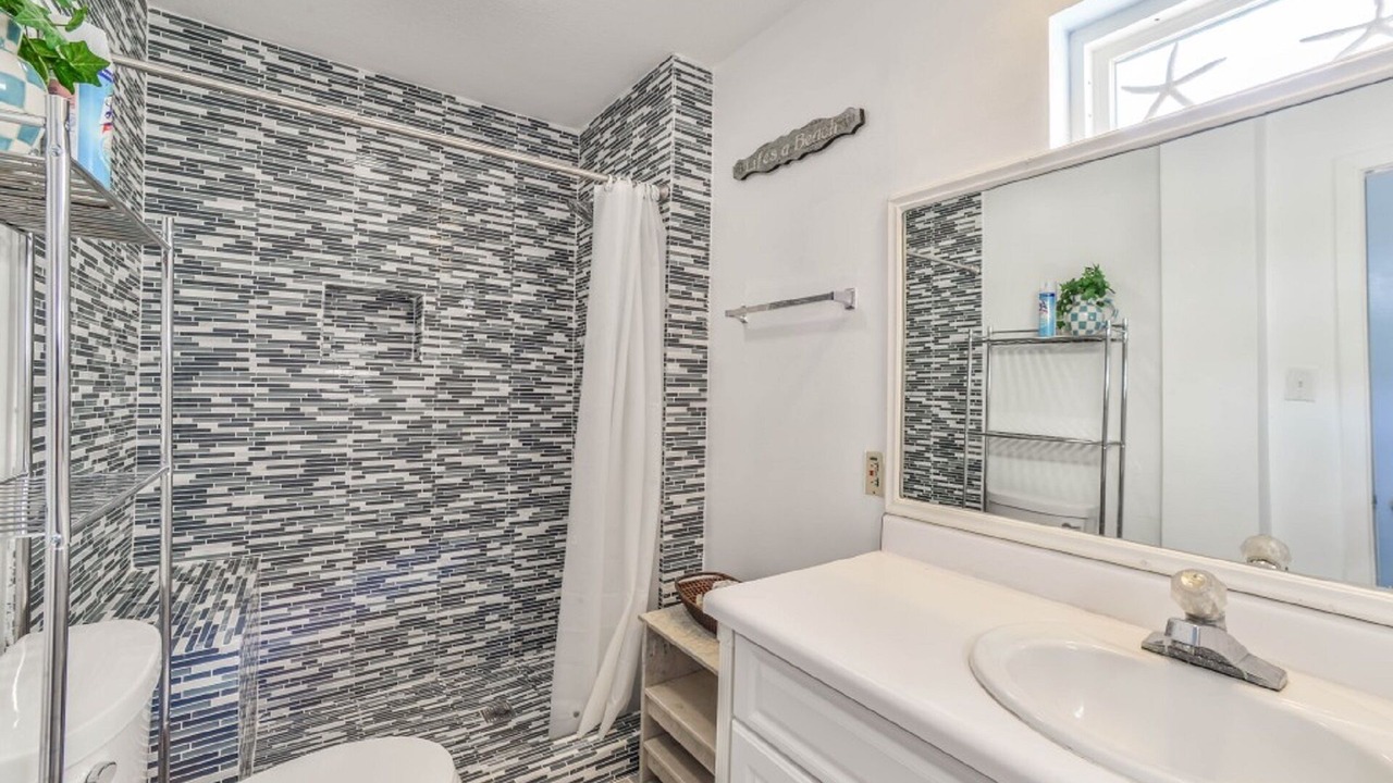 Photo of Bathroom in Pirates Beach