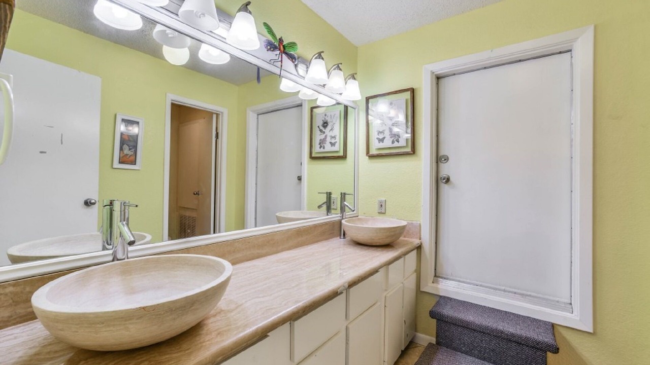 Photo of Bathroom in Pirates Beach