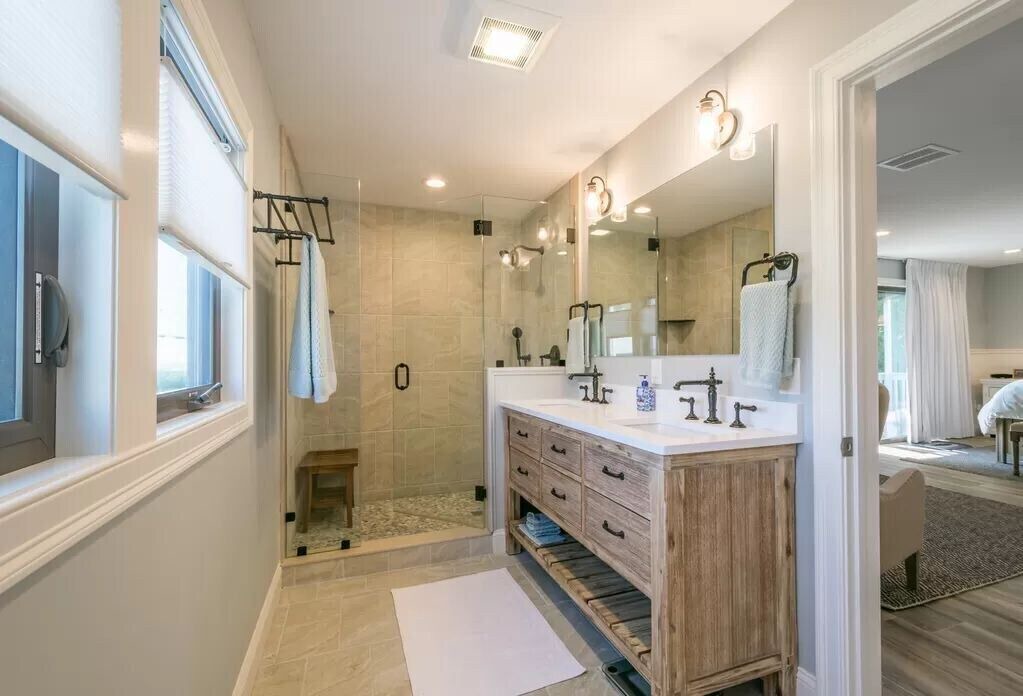 Photo of Bathroom in Eastward Look