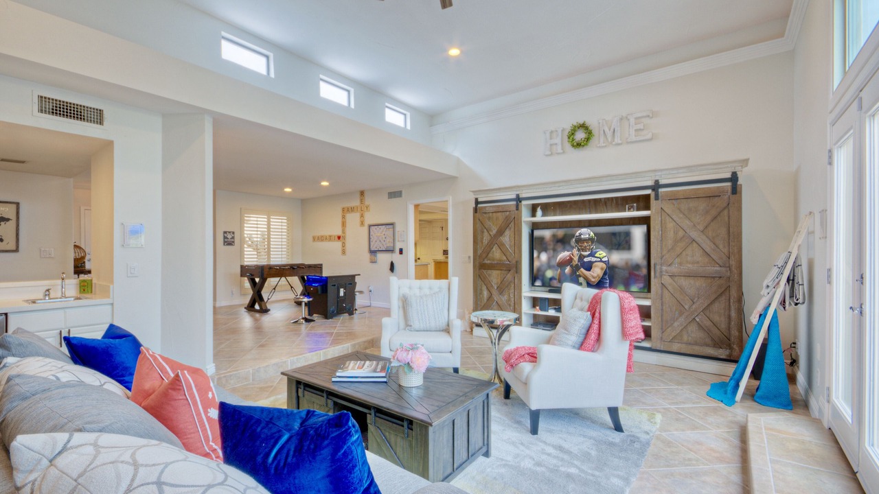 Photo of Livingroom in Honeyridge Manor