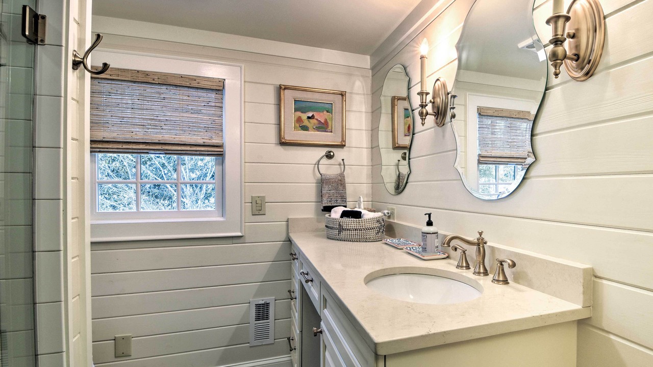 Photo of Bathroom in Mirror Lake