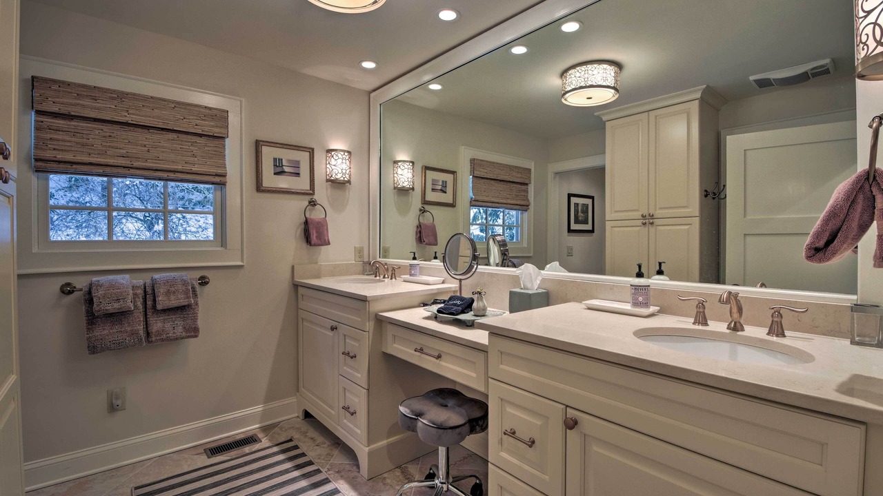 Photo of Bathroom in Mirror Lake