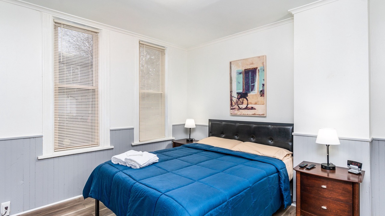 Photo of Bedroom in Front Park
