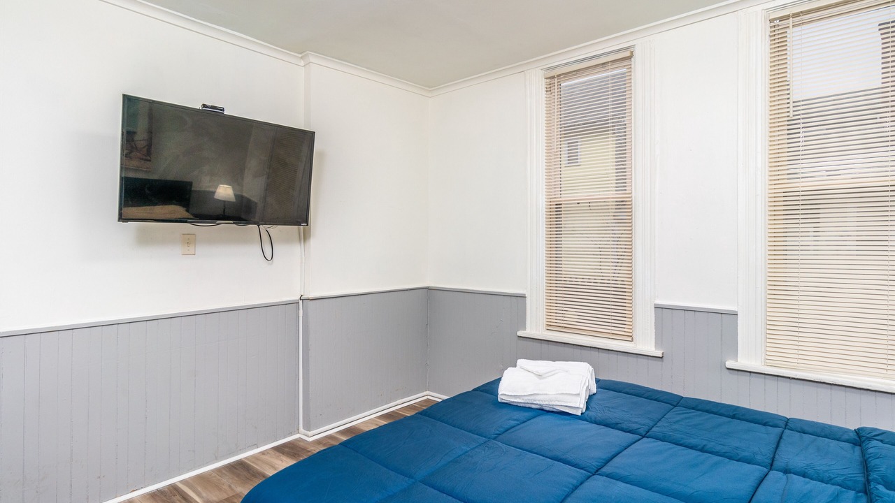 Photo of Bedroom in Front Park